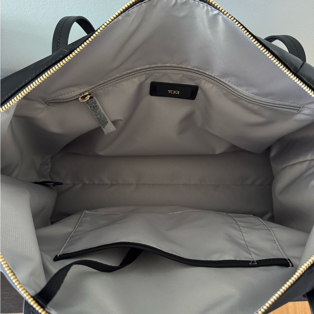 Tumi Voyageur Q Tote NWT - Picture 2 of 7